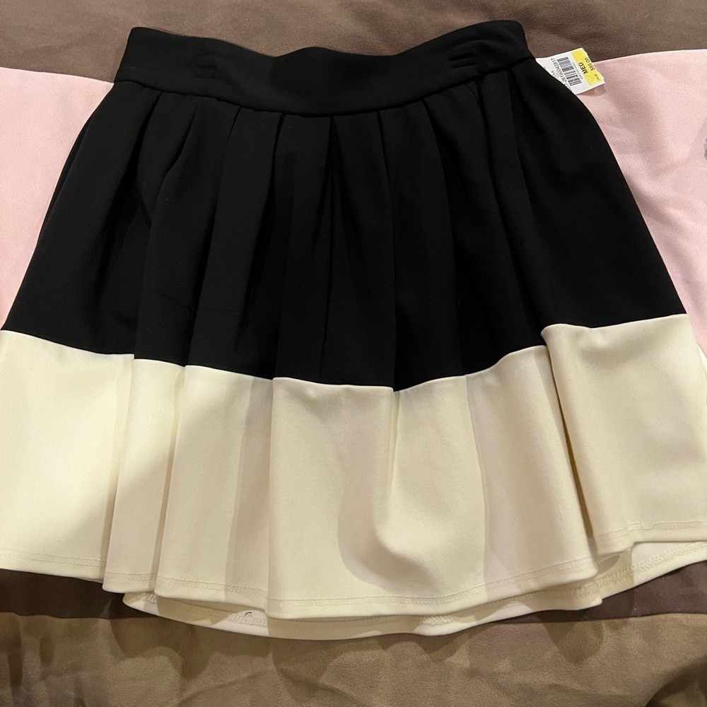 NWT Madison Blanche Black / cream pleated flowy skirt - zipper in back size M
